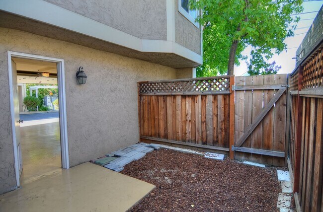 Building Photo - Excellent Santa Clara Location! Open Floor Plan! Granite Counters!