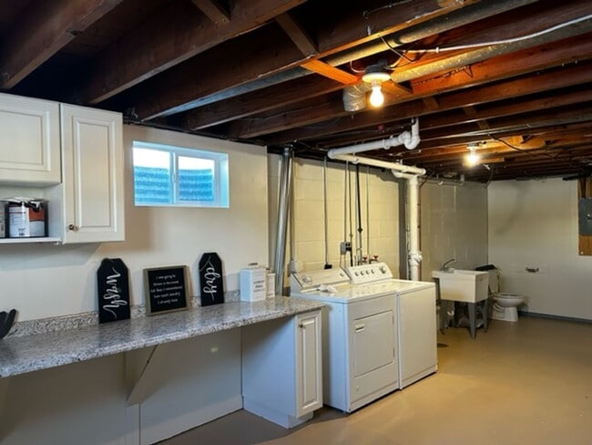 Building Photo - 2 bdrm, 1.5 bath duplex with flexible possession!