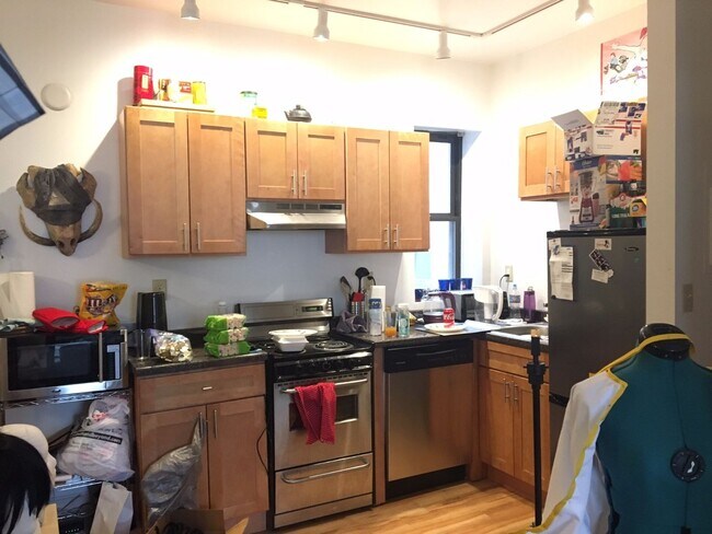 Building Photo - 3BR 1Bth unit. Heat/Hot Water included! Great location!