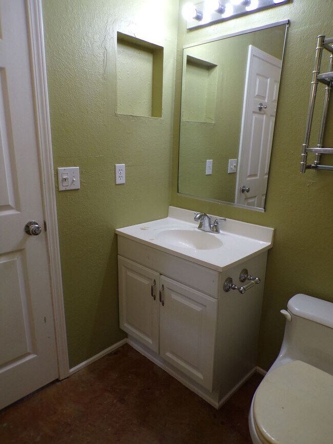 Building Photo - Unique 2 Bed 2.5 Bath Country Home!