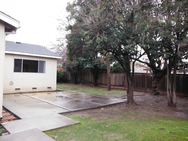 Building Photo - Spacious 3 Bedroom House Available Now