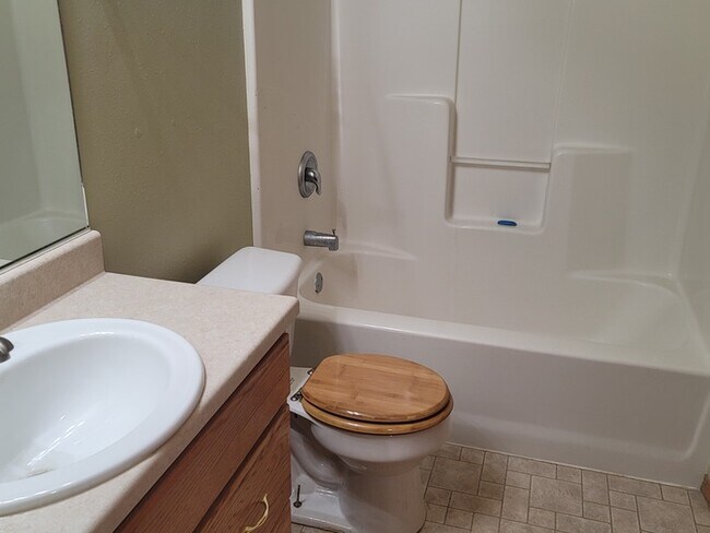 Building Photo - Three bedroom two bathroom twin home