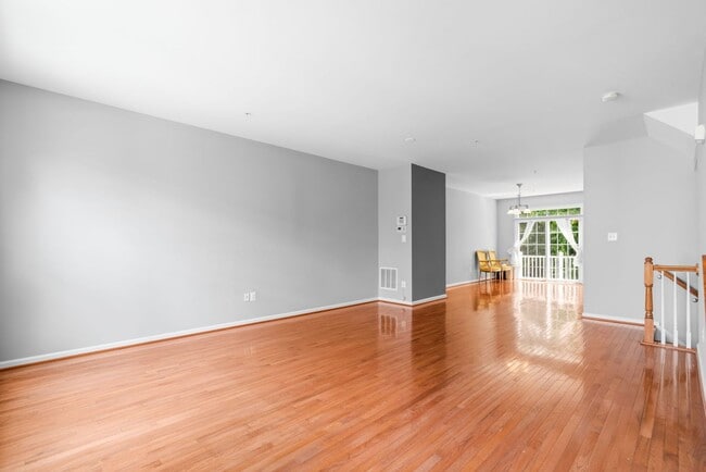 Building Photo - 3 Bedroom 3.5 Bathroom - Wheaton Townhouse...
