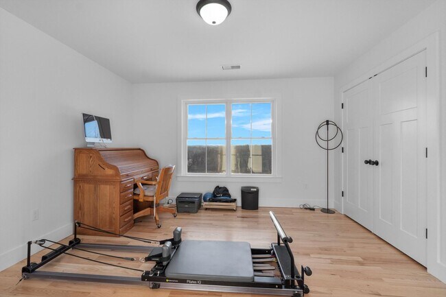 Building Photo - Move In Ready: Custom-built home
