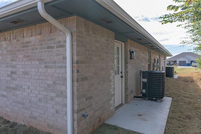 Building Photo - 533 Parkhill Cir