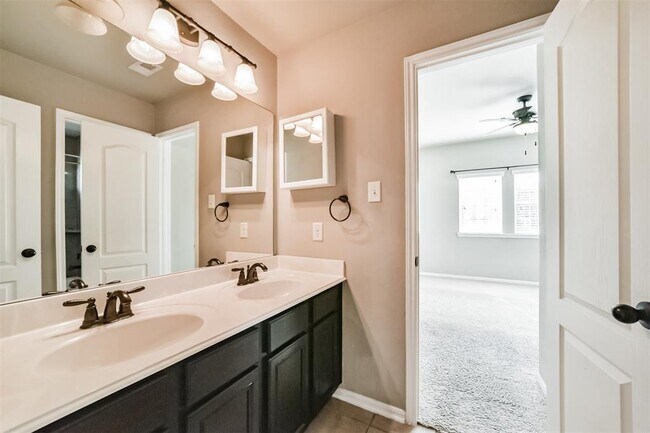 Building Photo - 6207 Holly Oaks Court