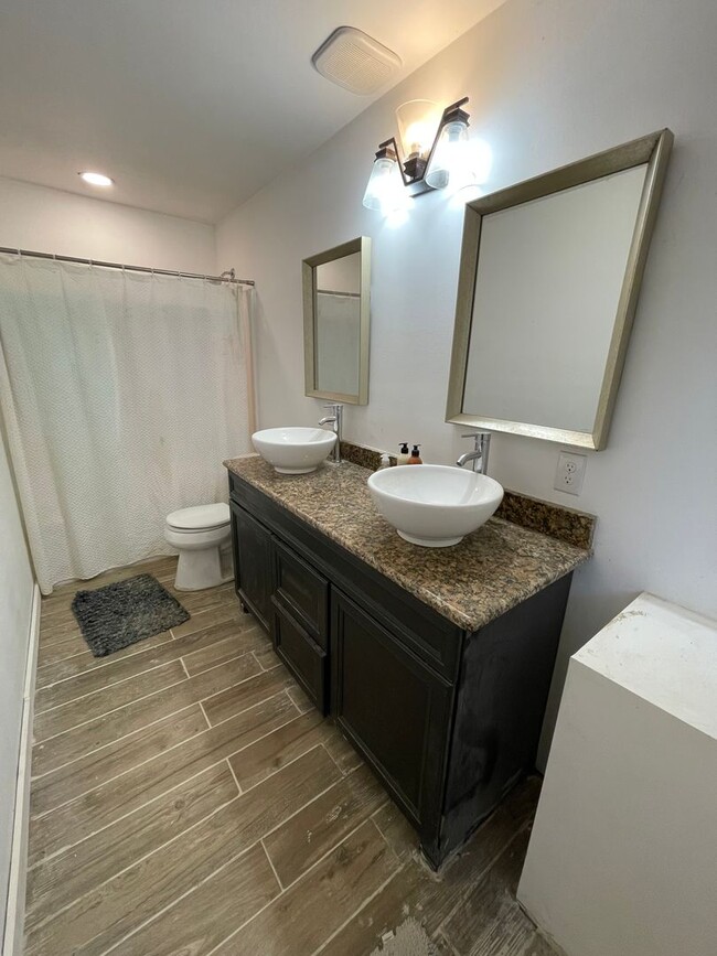 Building Photo - Big and Beautiful House with attached 1br ...