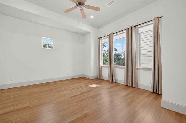 Building Photo - 931 W 23rd St