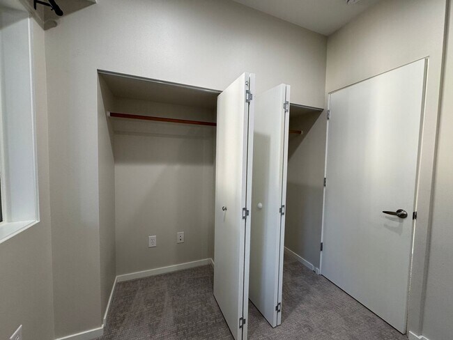 Building Photo - Breathtaking views of Chuckanut Bay!!