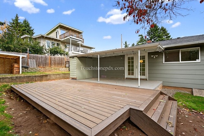 Building Photo - Charming West Linn Home with Stunning Mt. ...