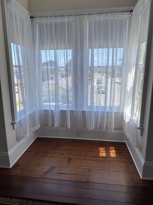 Building Photo - Stunning 1890 Eastlake Victorian | 5 Bedrooms | 2 Bathrooms | Flex Spaces | Steps from Old Town E...