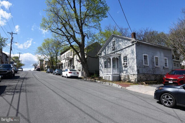 Building Photo - 122 E Monmouth St
