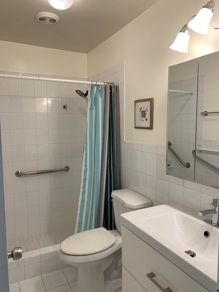 Full Bathroon - 13377 SW 43rd Ln