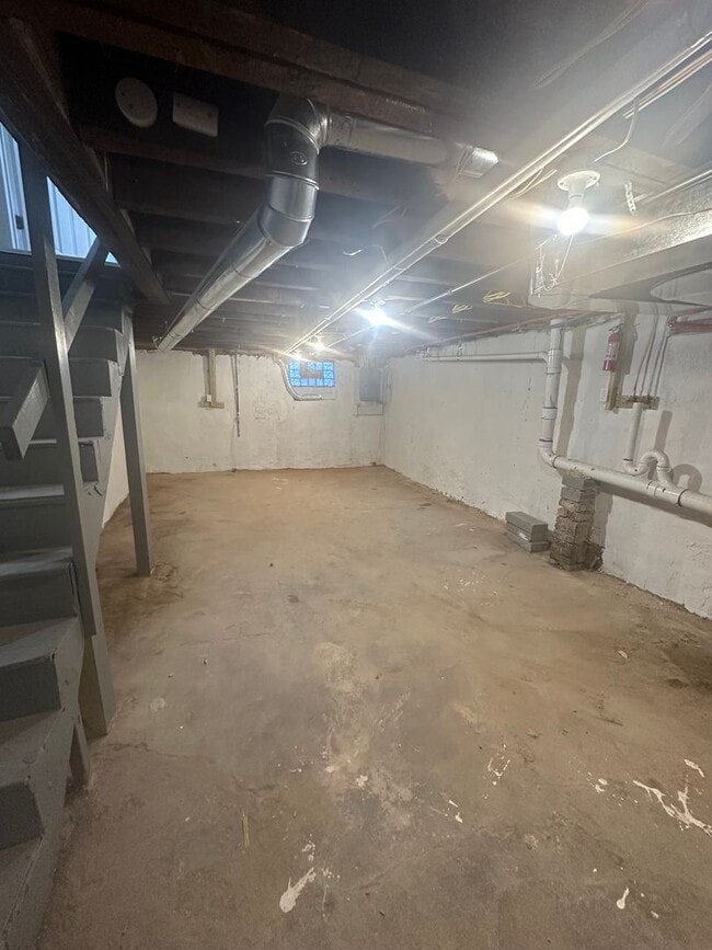 Building Photo - 3 Bed / 1 Bath Fully Renovated Row Home in...