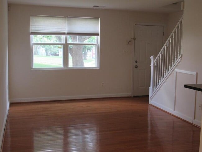 Building Photo - 2 Bedroom Townhome with 1.5 bath Ready for...