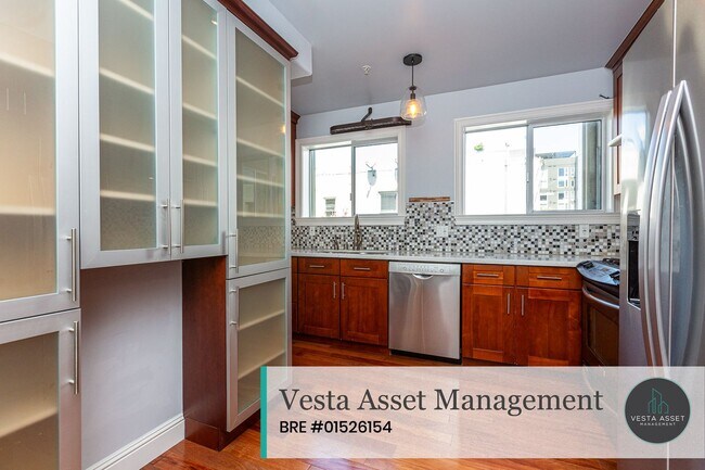 Building Photo - SPACIOUS TOP FLOOR 3 BED/2.5 BATH CONDO WI...