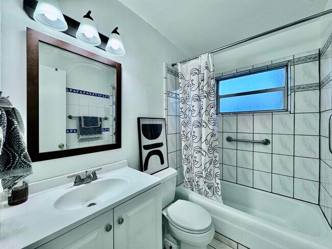 Building Photo - 3403 Hi St