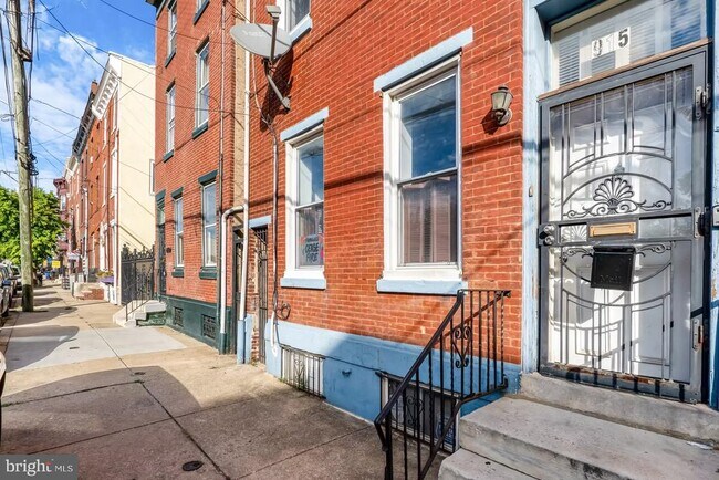 Building Photo - 915 N 6th St
