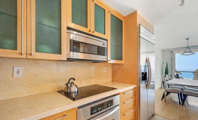 Building Photo - "Chic Santa Monica Oasis: 1-Bedroom Furnis...