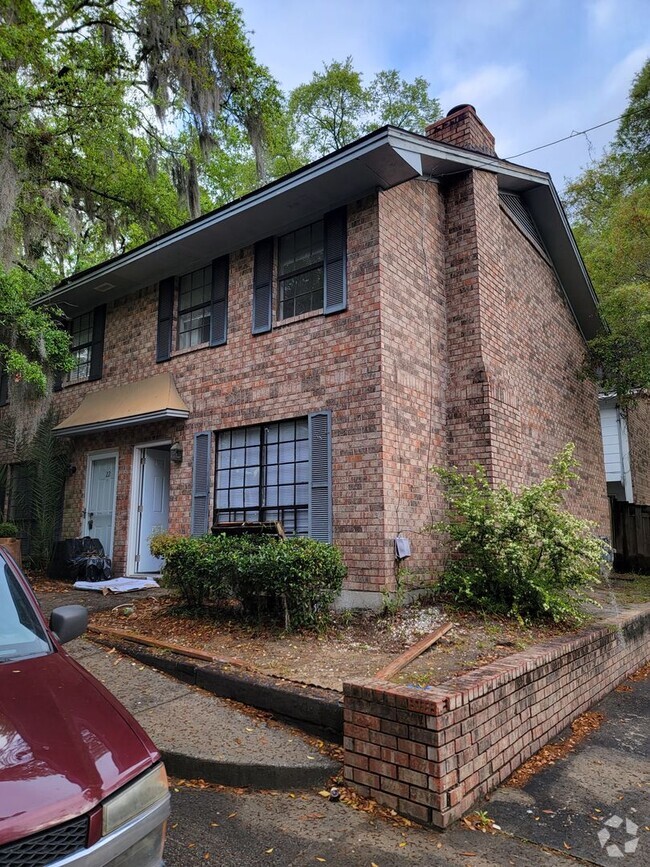 Building Photo - Nice Townhouse on Victory Dr