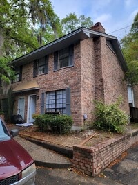 Building Photo - Nice Townhouse on Victory Dr