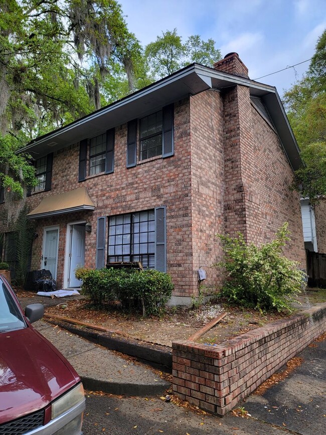 Primary Photo - Nice Townhouse on Victory Dr