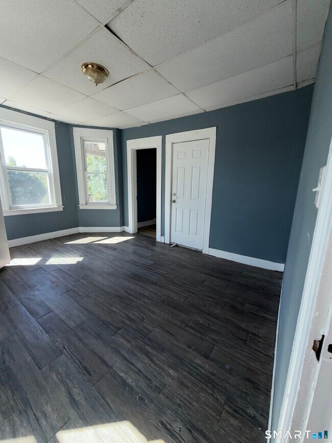 Building Photo - 69 Lounsbury St