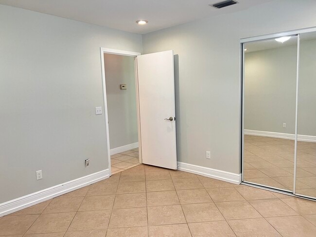 Building Photo - 540 S Manor Dr