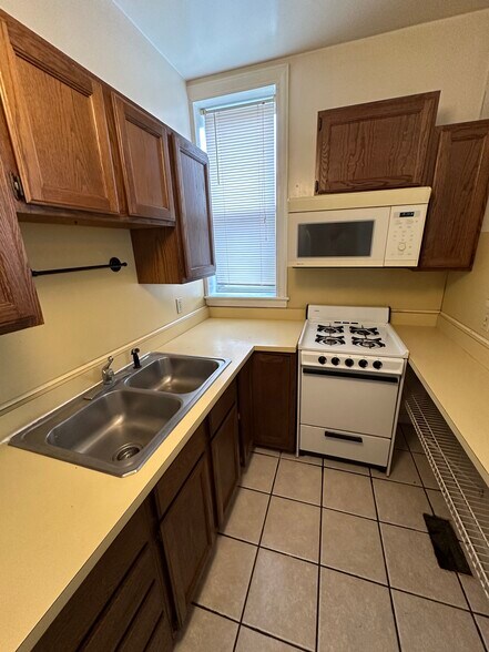 Building Photo - 8 W Hollister St