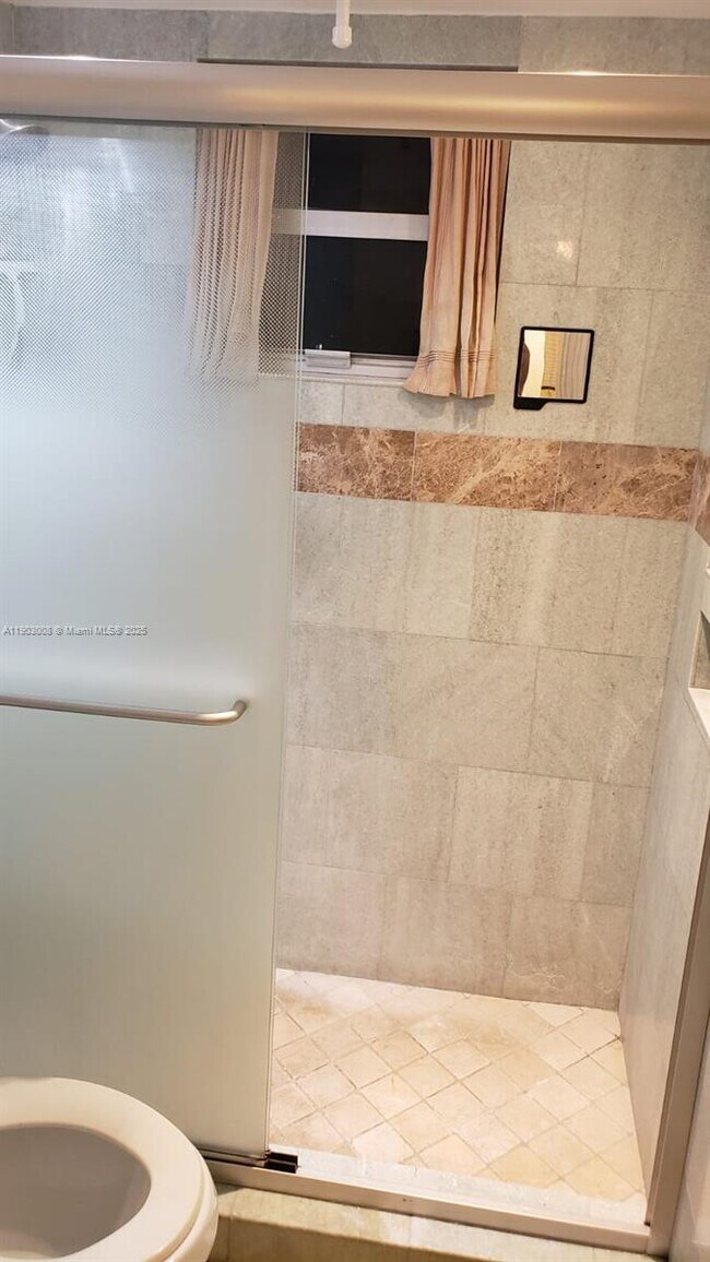 Building Photo - 1100 NE 1st Ct