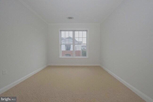 Building Photo - 300 W Elm St