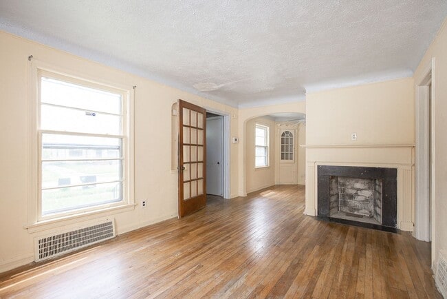 Primary Photo - Convenient Showings — No Appointment Needed!