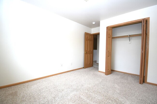Building Photo - Townhouse Style 3 Bedroom 1.5 bathroom apartment in central Bozeman.  Great Central Location.
