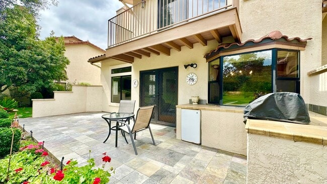 Building Photo - Stunning and Well Appointed High-End Two-S...