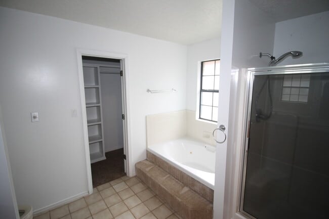 Building Photo - 2300 Northglen Dr