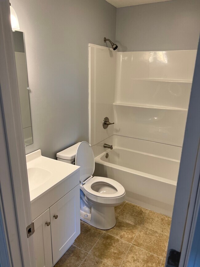 Building Photo - 442 Redbud Dr