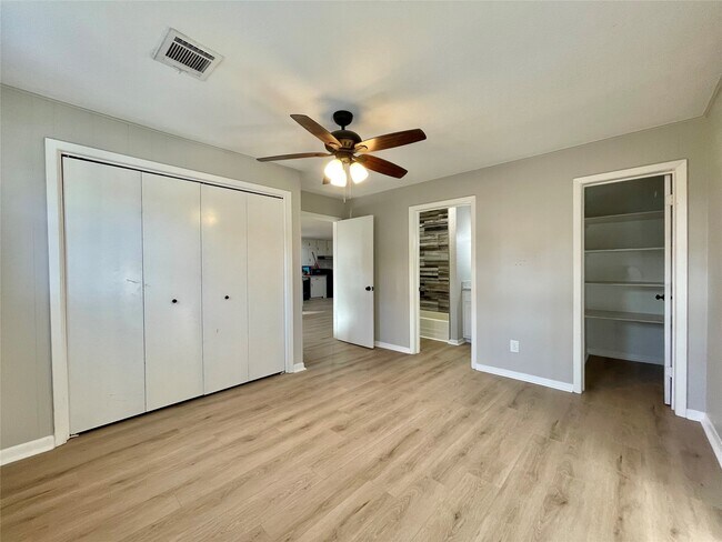 Building Photo - 817 N Valderas St