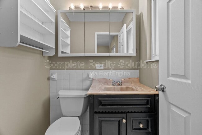 Building Photo - 561 Golfwood Dr