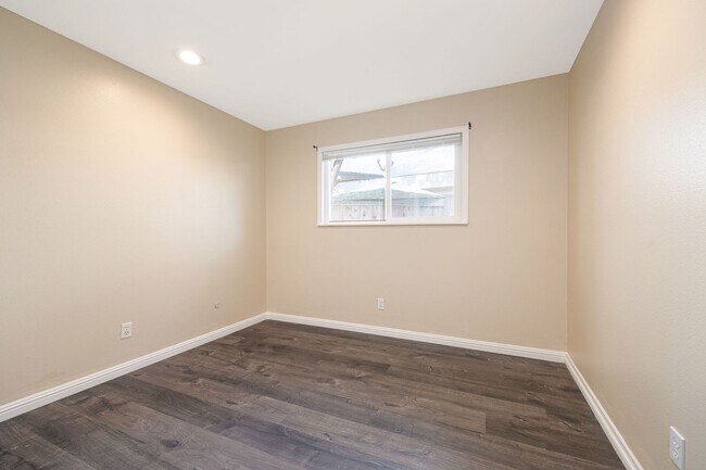 Building Photo - Single family home for rent 4bed/2bath! Mo...