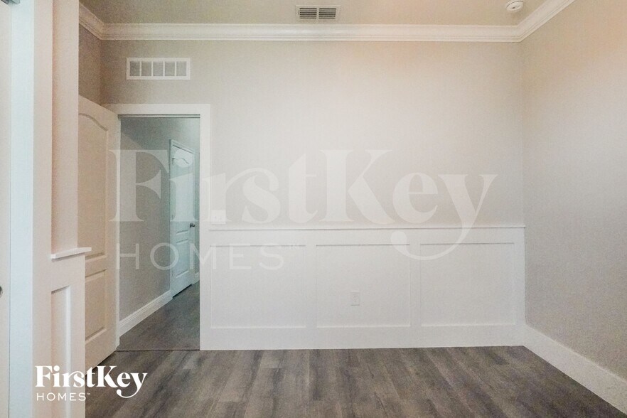 Building Photo - 11400 Wishing Well Ln