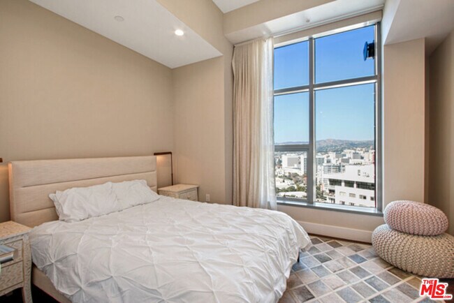 Building Photo - 10776 Wilshire Blvd