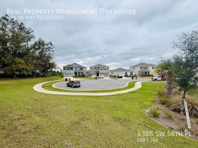 Building Photo - Spacious 4/3 W/ Oversized Screened Lanai