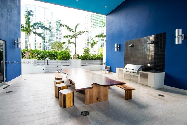 Building Photo - 1300 Brickell Bay Dr