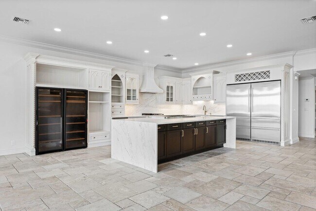 Building Photo - 1 18th Ave S