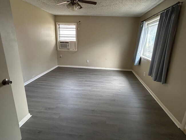 Building Photo - 5 Bedrooms Near Downtown!