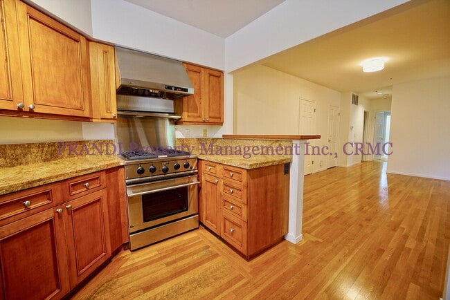 Building Photo - Modern Ground Floor Condo with 2 Car Garage!