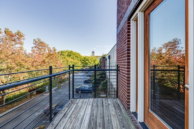 Building Photo - 1038 9th Ave N