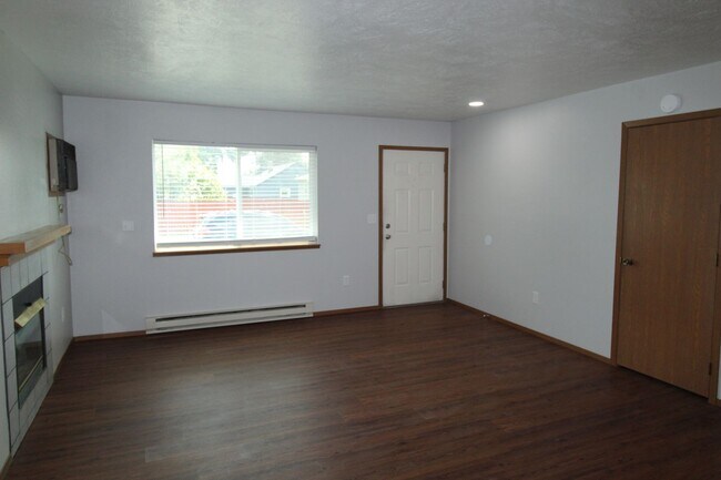 Building Photo - 1020 W Lacrosse Ave