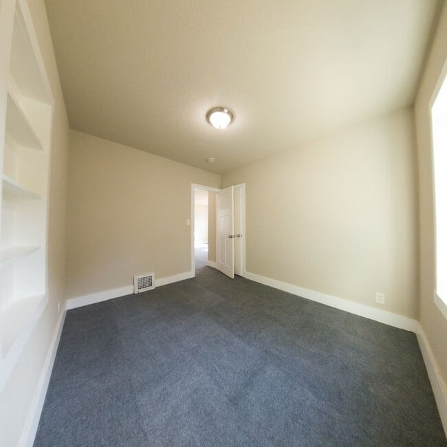 Building Photo - Gorgeous 4 Bedroom 1 Bath Home - Pyramid P...