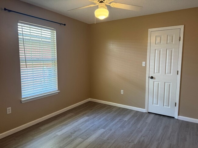 Building Photo - 4 BED / 2 BATH CENTRALLY LOCATED IN FORT WALTON BEACH